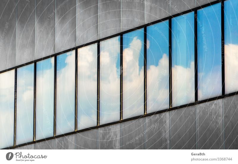Spiegelung von blauem Himmel und weißen Wolken in den Fenstern Haus Büro Business Hochhaus Architektur Straße Stein Beton hoch modern trist grau Hintergrund
