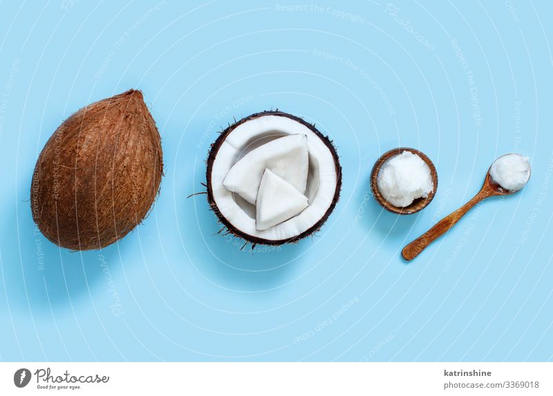 Kokosnussöl in einer Schüssel mit einem Löffel Gemüse Ernährung Vegetarische Ernährung Diät Schalen & Schüsseln braun weiß Erdöl Keton hell-blau