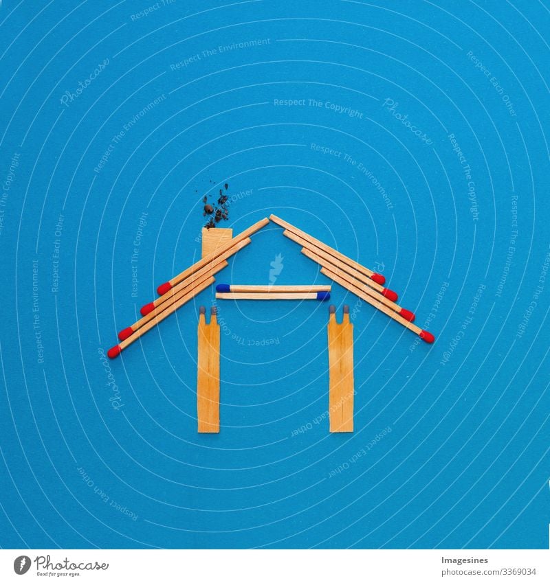 Feuerversicherung, Form des Hauses aus Streichhölzern. abstraktes Haus gemacht mit Streichhölzern auf blauem Papierhintergrund. Konzept der Hausschutzversicherung mit der Bedeutung von Rauchmeldeanlagen