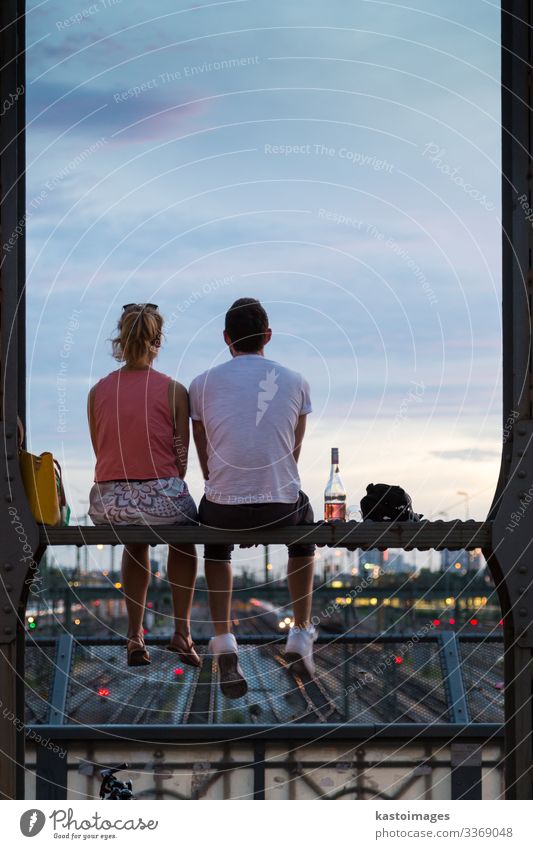 Paar bei romantischem Date auf der Eisenbahnbrücke, München, Deutschland. Flasche Lifestyle Freude schön Ferien & Urlaub & Reisen Sommer Frau Erwachsene Mann