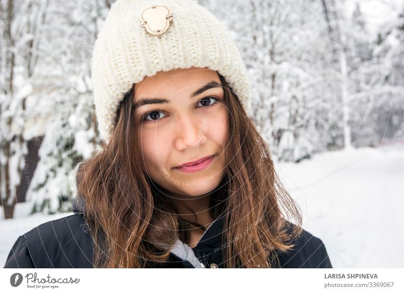 Porträt einer Frau mit Strickmütze auf verschneitem Wald im Winter Lifestyle Freude Glück schön Gesicht Freizeit & Hobby Schnee Mensch Erwachsene Natur