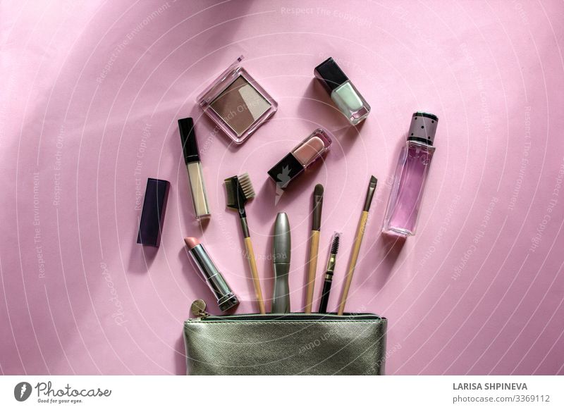 Kosmetiktasche mit Schminkprodukten auf rosa Hintergrund.Ansicht von oben Reichtum Design schön Haut Schminke Lippenstift Dekoration & Verzierung Schreibtisch