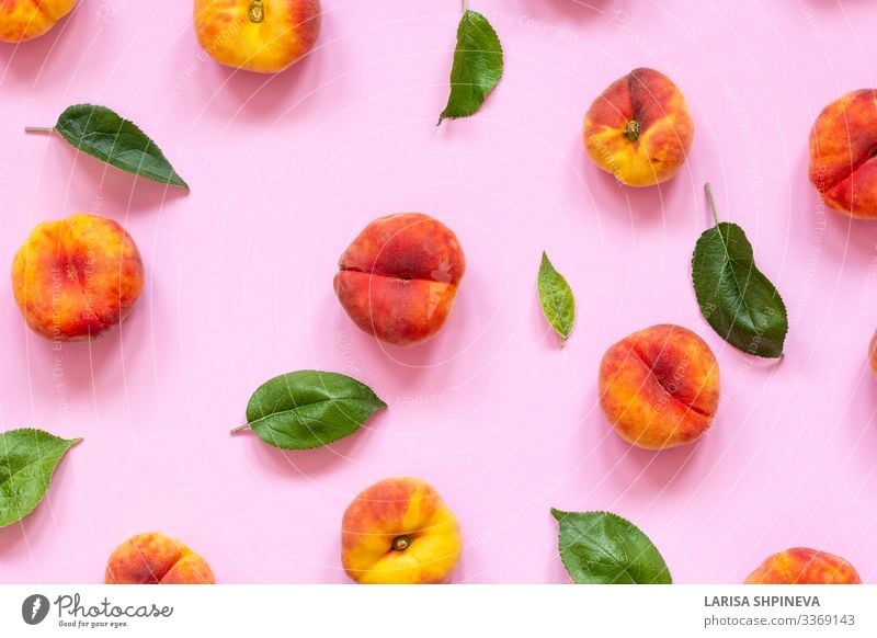 Reife flache Pfirsiche mit grünen Blättern auf rosa Hintergrund Frucht Dessert Ernährung Vegetarische Ernährung Diät Sommer Menschengruppe Blatt frisch lecker