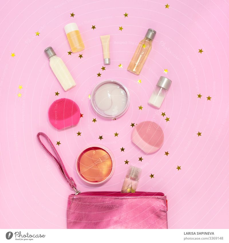 Kosmetiktasche mit Schminkprodukten auf rosa, Ansicht von oben Design Haut Gesicht Behandlung Spa Massage Frau Erwachsene Rudel Sammlung modern natürlich gold