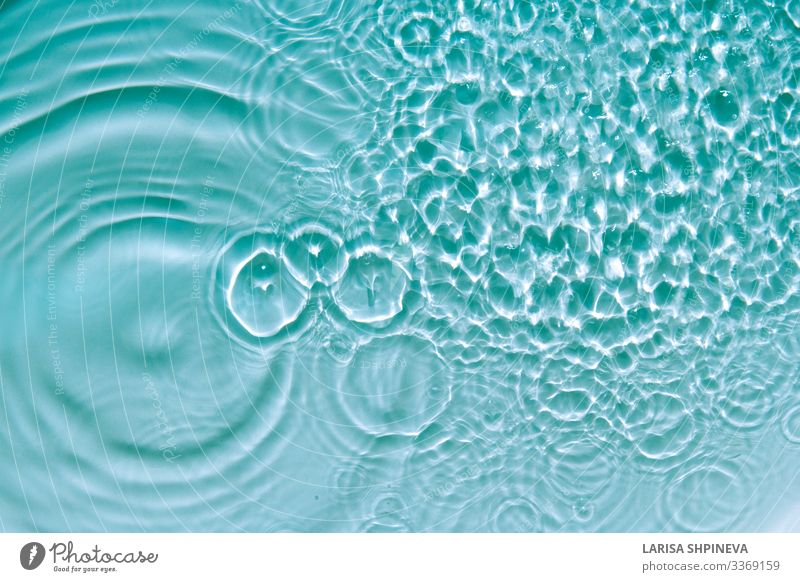 Wasserhintergrund mit blau geriffeltem Wasserspritzer Erholung Spa Schwimmbad Sommer Tapete Natur Regen Bewegung glänzend frisch hell nass Sauberkeit türkis