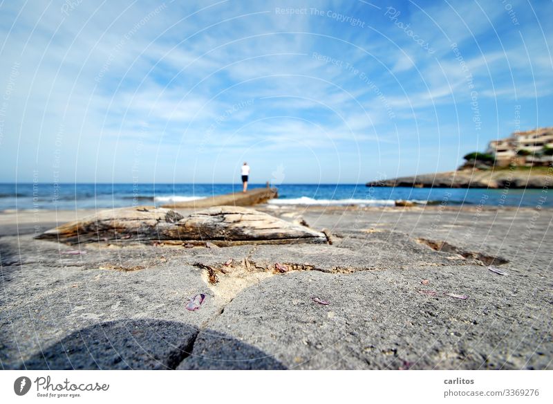 Unscharfes Bild einer scharfen Frau Spanien Mallorca Ferien Tourismus schwache Tiefenschärfe Meer Mittelmeer Mole Fels Horizont Weite Küste Ufer Wasser Sommer