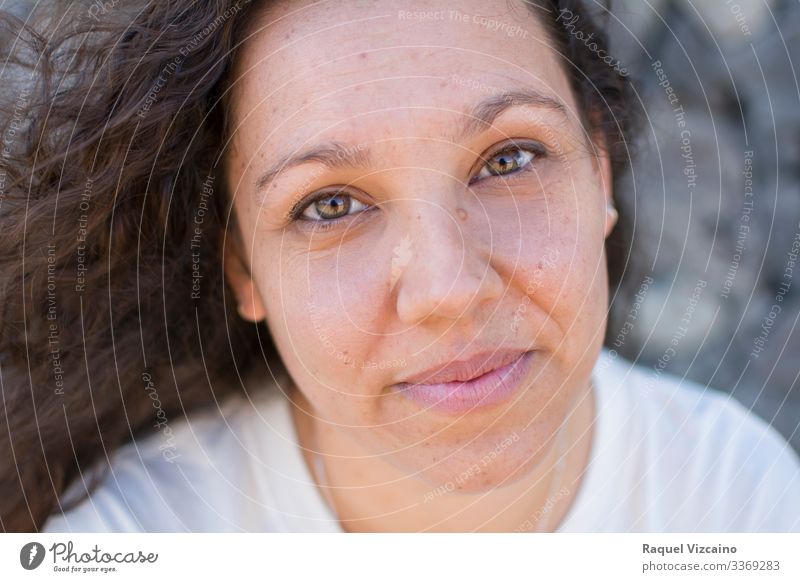 Porträt einer Frau mit schönen Augen. Gesicht Erwachsene 1 Mensch 30-45 Jahre brünett Lächeln Fröhlichkeit braun weiß jung Menschen Beautyfotografie Teenager