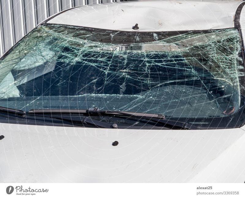 Auto mit gebrochener Windschutzscheibe Verkehr Straße Fahrzeug PKW Sicherheit gefährlich Versicherung Zerstörung Unfall Anspruch Kollision Riss Absturz