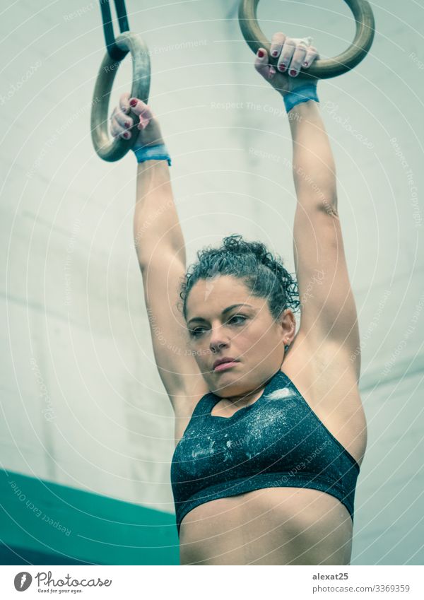 Sportlerin hängt in der Gymnastik an den Ringen Lifestyle Körper Wellness Mensch Frau Erwachsene Hand Fitness muskulös stark Tatkraft anstrengen Bauchmuskeln