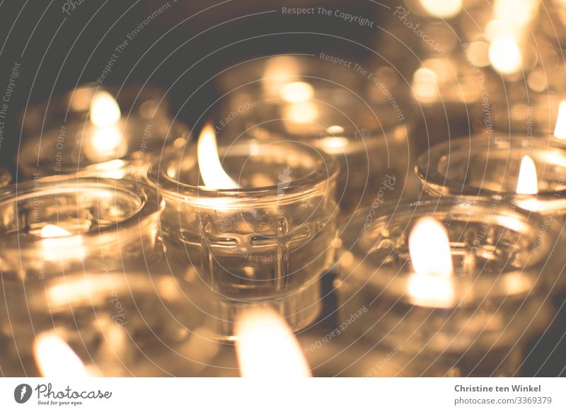 Brennende Kerze in einem Kerzenglas auf hellem Holzuntergrund. Schwache  Tiefenschärfe - ein lizenzfreies Stock Foto von Photocase