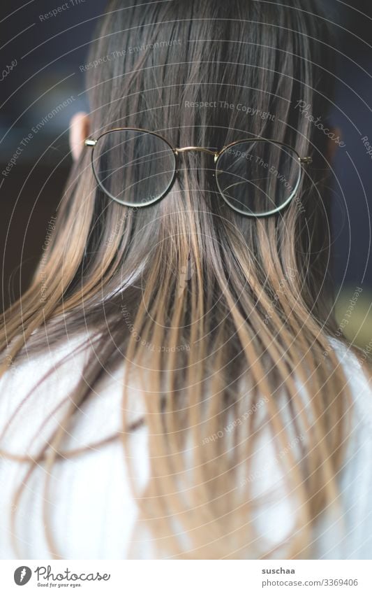 falsch herum (2) Kopf Haare & Frisuren langhaarig Hinterkopf Brille Ohr Rückansicht feines Haar Schwache Tiefenschärfe Unsinn Witz Sehschwäche Optiker