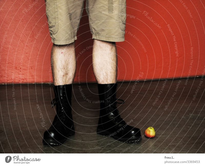 Apfel Frucht maskulin Mann Erwachsene Beine Fuß 18-30 Jahre Jugendliche Hose Stiefel liegen stehen außergewöhnlich Wand Schienenbein verrückt Farbfoto