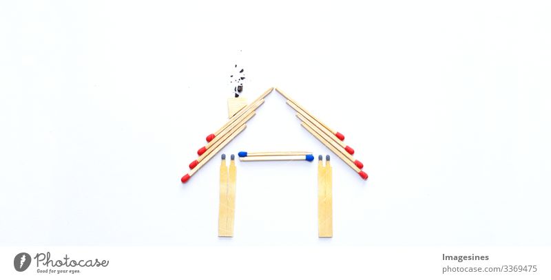 Feuerversicherung, Form des Hauses aus Streichhölzern. abstraktes Haus gemacht mit Streichhölzern auf weißem Papierhintergrund. Konzept der Hausschutzversicherung mit der Bedeutung von Rauchmeldeanlagen