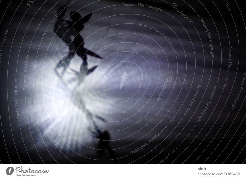Zwei Schattenfiguren tanzen als Tänzer durch Straheln von Licht auf einer Tanzfläche. Silhouetten von zwei Menschen. Sport Fitness Sport-Training Tanzen Kunst