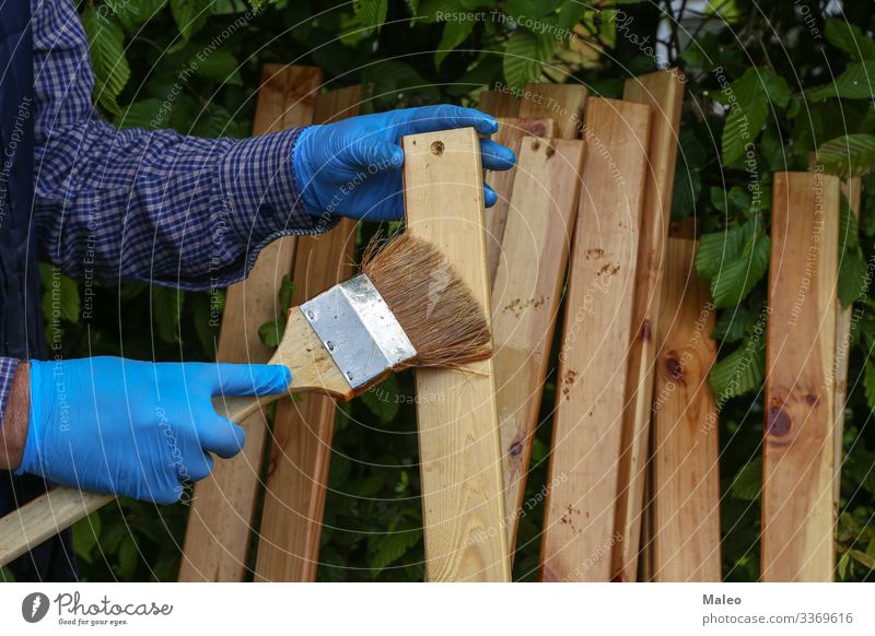 Arbeiter lackiert Holzlatten mit Schutzlack Holzbrett Pinsel Hand Erdöl Farbe Farbstoff Reparatur hart gebrauchen Haushalt Haushaltsführung Außenaufnahme