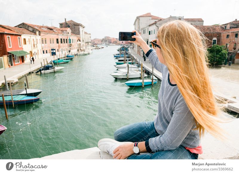 Junge Frau nimmt ein Foto auf der Brücke in Murano in Venedig, Italien Lifestyle Freude Ferien & Urlaub & Reisen Tourismus Ausflug Abenteuer Freiheit