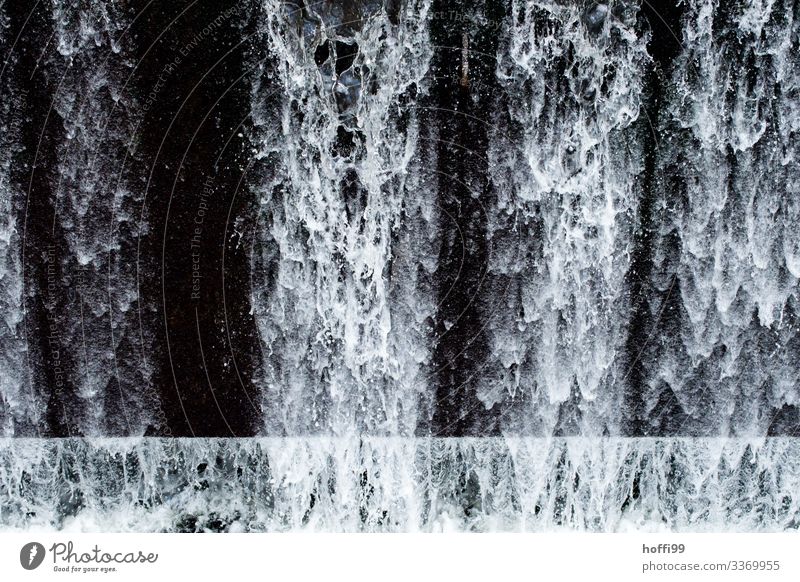Wasserfall mit abstrakte Wasserformen,Tropfen, Spritzer vor schwarzem Hintergrund Urelemente Wassertropfen ästhetisch außergewöhnlich dunkel Flüssigkeit frisch