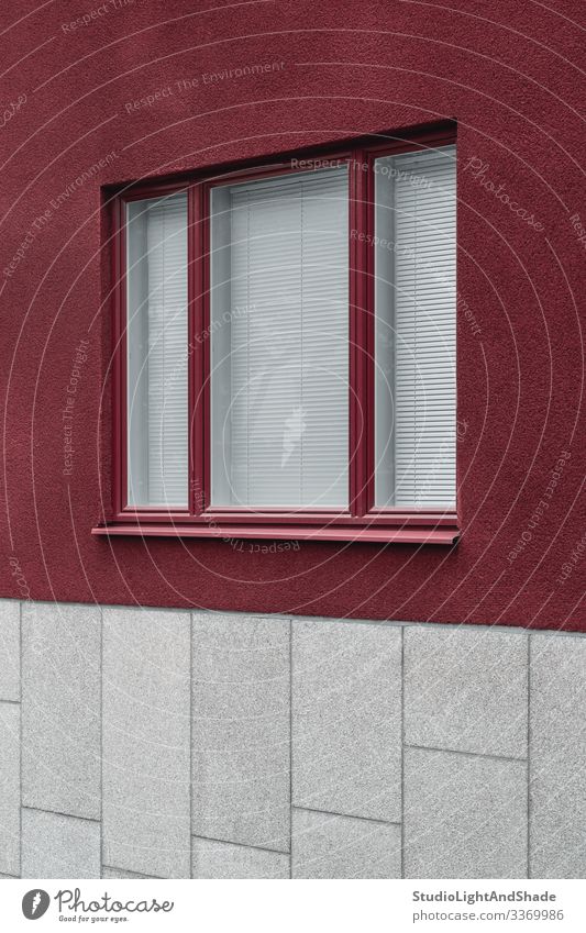 Fenster eines modernen Gebäudes Lifestyle Haus Stadt Hochsitz Architektur Fassade Stein dunkel einfach neu Sauberkeit grau rot weiß Wand Europa Europäer