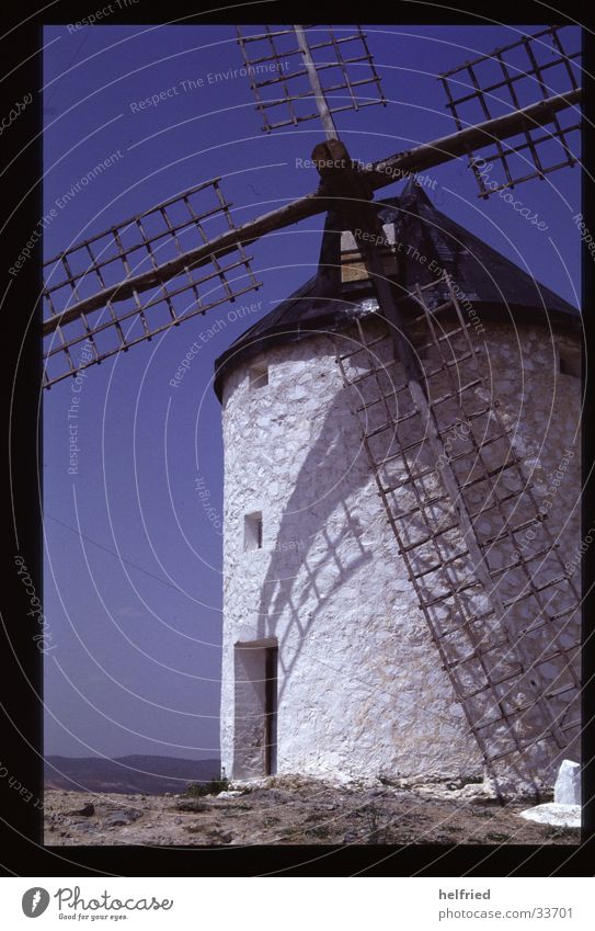 windmühle Europa Spanien Katalonien Windmühle Handwerk Wolkenloser Himmel weiß Windmühlenflügel Menschenleer Schatten