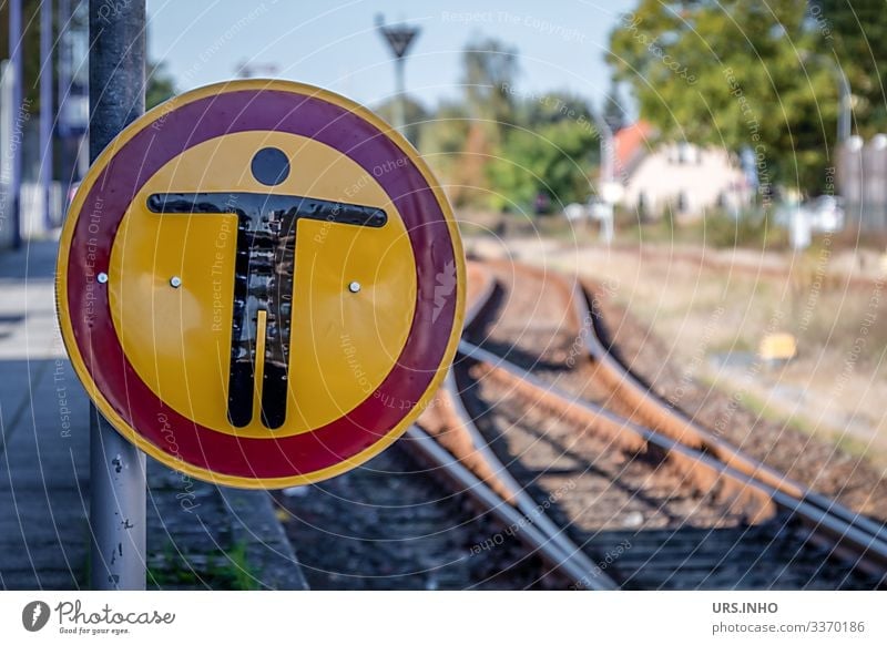 Stopp für Fußgänger | Verbotsschild auf Bahnanlage Schienenverkehr Bahnsteig Gleise Weiche Schienennetz Bahnverkehrsschild Stoppschild Metall Zeichen