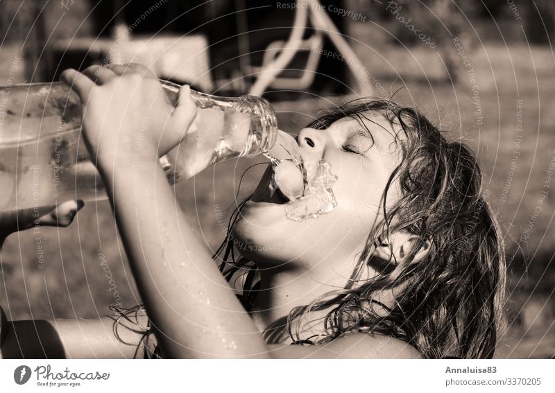 Durst im Sommer Getränk trinken Erfrischungsgetränk Trinkwasser Limonade Tee Flasche Mensch feminin Kind Mädchen 1 3-8 Jahre Kindheit Schönes Wetter Dürre