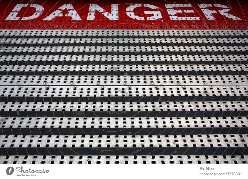 Danger weiß gefährlich Linien Metallboden Karussell schaustellerbetrieb Bodenbelag Kirmes Jahrmarkt Warnschild Rutschgefahr Hinweisschild