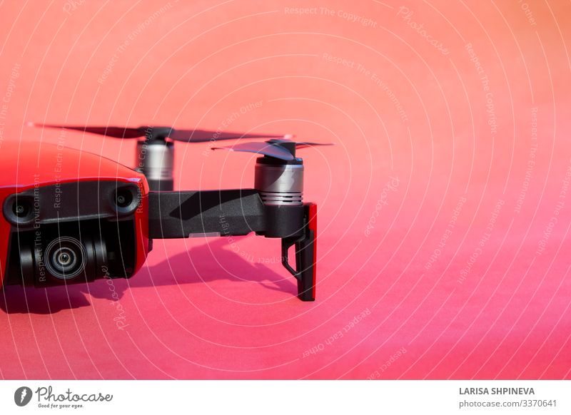 Drohnen-Quadkopter mit Camcorder auf rotem Hintergrund Freizeit & Hobby Pilot Fotokamera Technik & Technologie Fahrzeug Flugzeug Hubschrauber Fluggerät Roboter