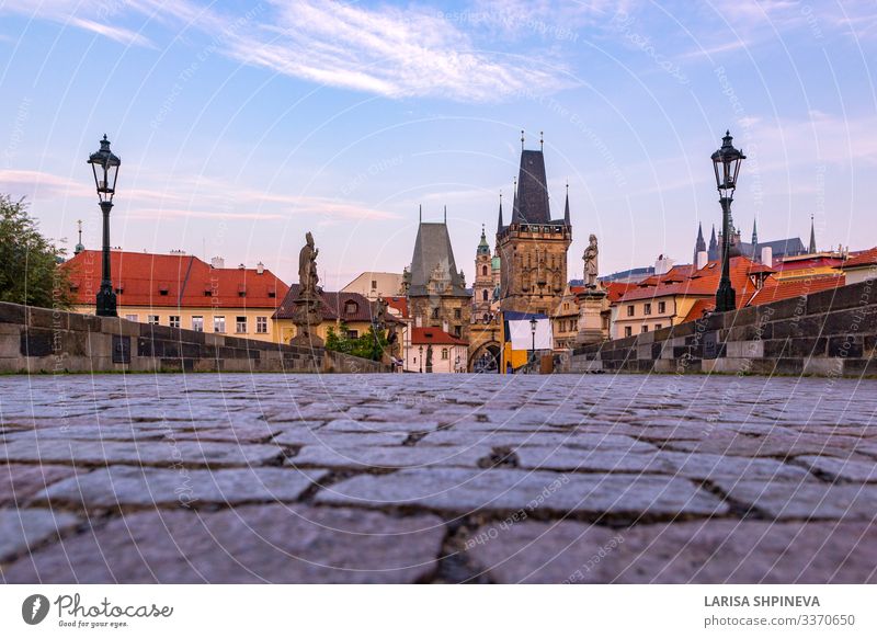 Karlsbrücke, alte Türme und Statuen bei Sonnenaufgang, Prag Stil Ferien & Urlaub & Reisen Tourismus Kultur Landschaft Himmel Fluss Stadt Kirche