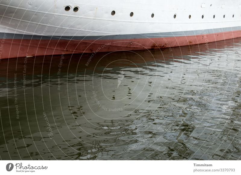 Viele Augen schauen auf das Wasser Schiff Schiffsrumpf Bullauge Ostsee Spiegelung Spiegelung im Wasser Reflexion & Spiegelung ruhig