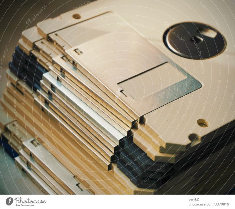 Datenmüll Technik & Technologie Informationstechnologie Diskette Datenträger Metall Kunststoff alt authentisch eckig glänzend historisch viele Verfall