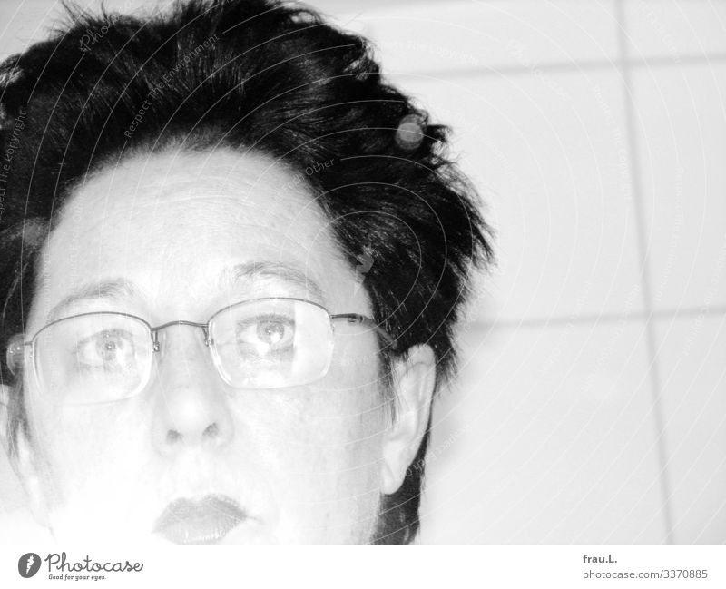Erstes Selfie Bad Mensch feminin Frau Erwachsene Gesicht 1 45-60 Jahre Brille Haare & Frisuren kurzhaarig Blick trashig Blitzlichtaufnahme Relexionen