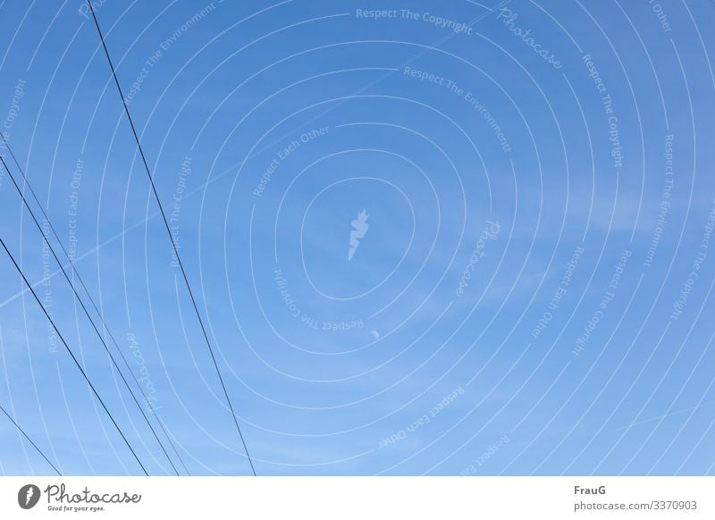 Leitungen, Kondensstreifen und Mond am Himmel blau Wolkenschleier Stromtransport Stromleitungen Elektrizität Energiewirtschaft Oberleitung halb abnehmender Mond