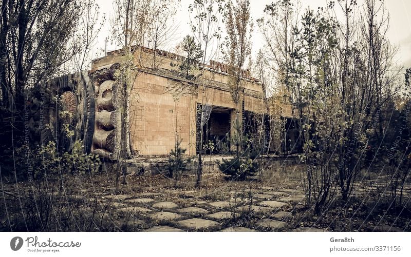 verlassenes leeres Kino mit dem Namen Prometheus in Tschernobyl Herbst Baum alt trist gefährlich Umweltverschmutzung Zerstörung Ukraine Verlassen