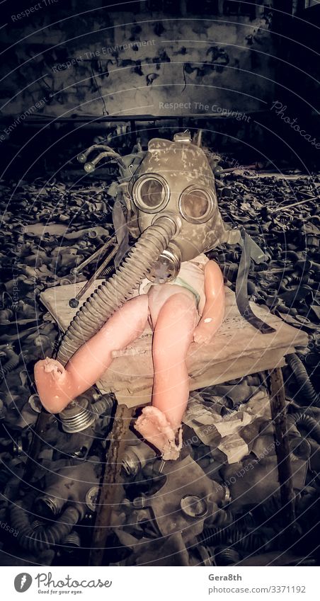 alte Puppe mit Gasmaske in einem verlassenen Haus Tschernobyl Ukraine Stadt trist gefährlich Umweltverschmutzung Zerstörung eine Puppe mit einer Gasmaske