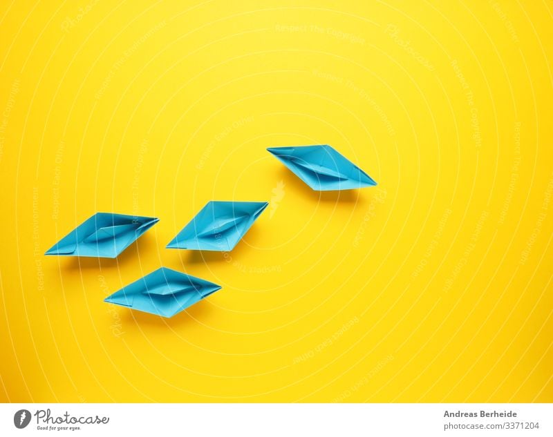 Teamwork-Geschäftskonzept mit Papierboot auf gelbem Hintergrund Weg Idee beeinflussen Lösung Kreativität Innovation innovativ Kompass inspirieren einzigartig