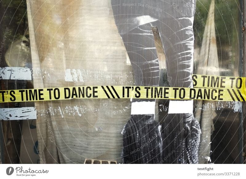 it´s time to dance schrift fenster glas beklebung schaufenster alt detailaufnahme tanzen
