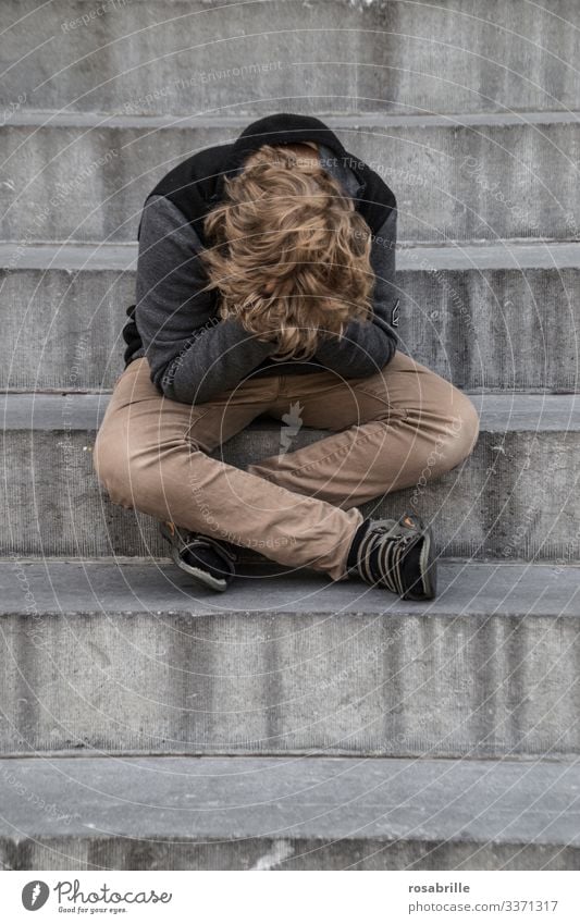 Lebensbrüche  | kleiner Junge sitzt sehr traurig mit den Händen vor dem Gesicht weinend auf einer Treppe Kind alleine Trauer Sorge Angst Verlust verlassen
