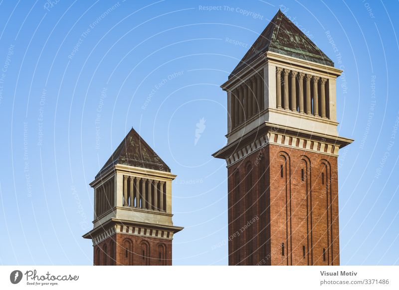 Venezianische Zwillingstürme unter blauem Himmel Landschaft Hauptstadt Gebäude Architektur Backstein Farbe Zwillingstürme aus Venedig Blauer Himmel Turm