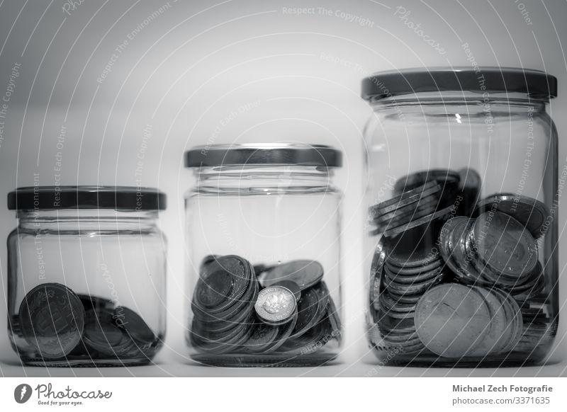 Wachsende Münzen im Glasgefäß mit Anlagefinanzkonzept Flasche Geld sparen Erfolg Wirtschaft Kapitalwirtschaft Geldinstitut Business Ruhestand Hand Pflanze Blatt