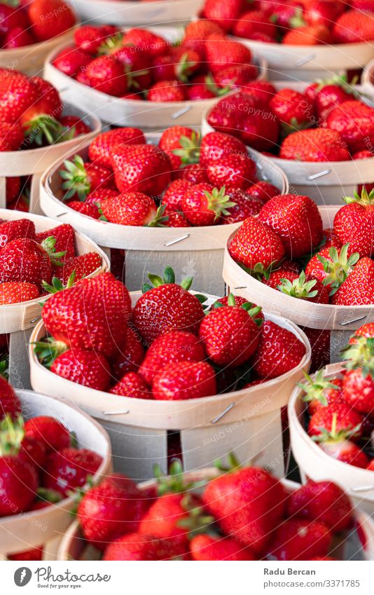 Frische rote Erdbeeren zum Verkauf auf dem Obstmarkt Vegetarische Ernährung Landwirtschaft Hintergrundbild schön Beeren Frühstück schließen Nahaufnahme