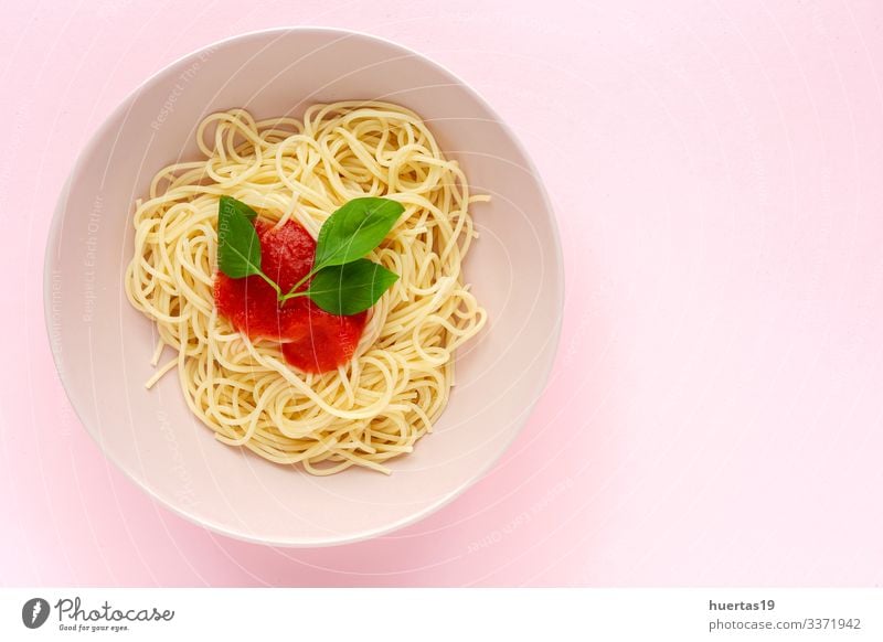 Hausgemachte Spaghetti mit Tomaten-Basilikum-Sauce Lebensmittel Kräuter & Gewürze Ernährung Mittagessen Abendessen Italienische Küche Teller Gabel Blatt lecker