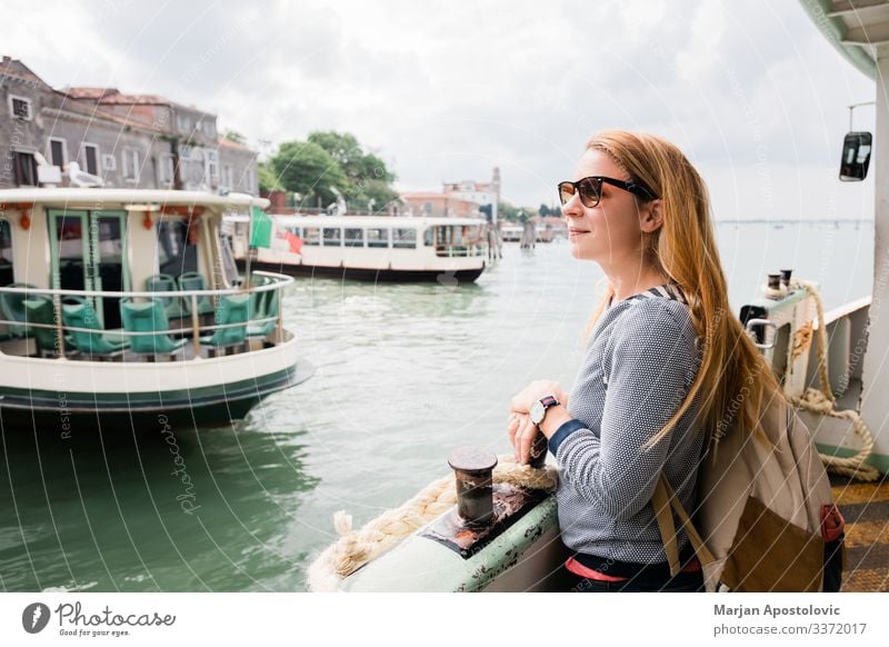 Junge Frau auf dem Ausflugsschiff in Venedig, Italien Lifestyle Freude Ferien & Urlaub & Reisen Tourismus Sightseeing Städtereise Kreuzfahrt Mensch feminin