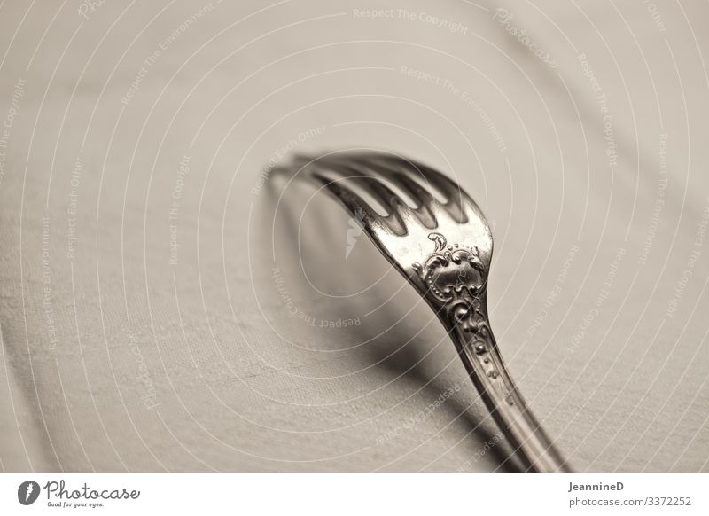 Gabel auf Leinentuch silber Ernährung Nahaufnahme Innenaufnahme Detailaufnahme Mittagessen weiß tischtuch Tisch Tafel altmodisch Gesunde Ernährung Vintage
