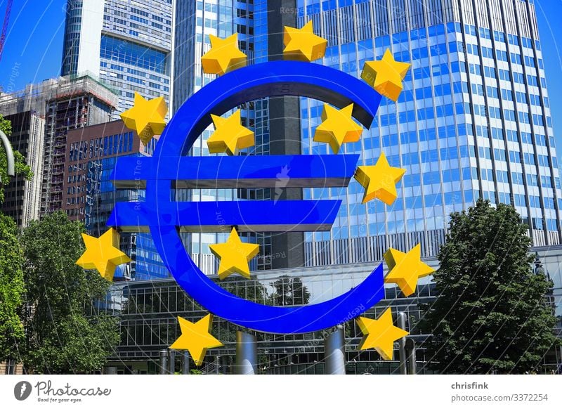 Euro Zeichen vor Bankgebäude Wirtschaft Industrie Handel Kunst Haus Hochhaus Architektur blau kaufen Reichtum eurozone Geld brexit Europäische Zentralbank