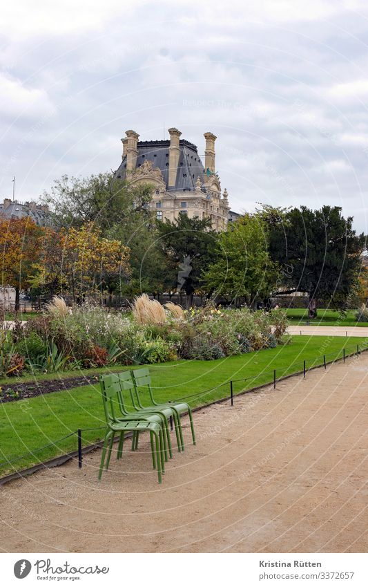 tuilerien garten Hauptstadt Park historisch Jardin des Tuileries tuileriengarten Stuhl Pflanze Blumenbeet grün typisch Herbst herbstlich Louvre Außenaufnahme