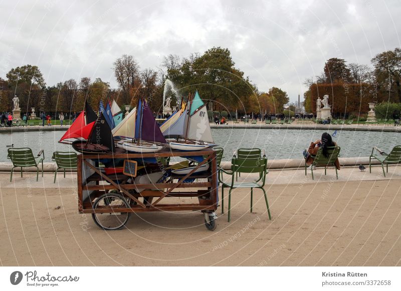 bötchenverleih Freizeit & Hobby Spielen schlechtes Wetter Hauptstadt Park Wasserfahrzeug Spielzeug tuileriengarten Jardin des Tuileries Wasserbecken Brunnen