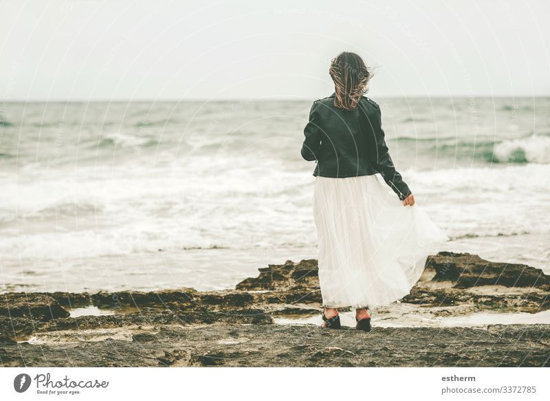 Rückenansicht einer nachdenklichen jungen Frau am Strand Lifestyle elegant Stil schön Wellness Ferien & Urlaub & Reisen Freiheit Sommer Meer Wellen Mensch