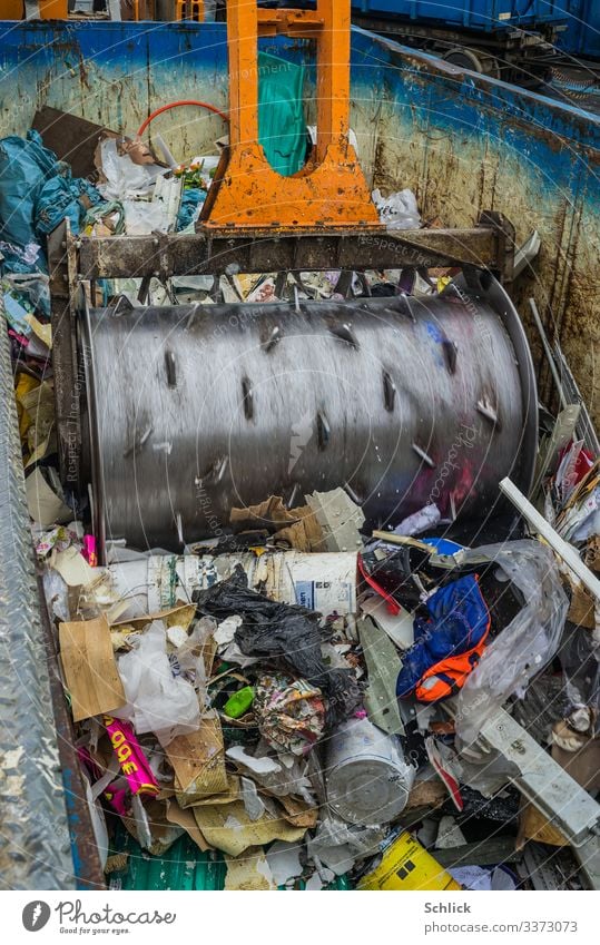 Konsum Walzenverdichter und Müll im Kontainer Rollpacker Müllwirtschaft Hausmüll Stahl Kunststoff Ekel hässlich mehrfarbig Umwelt Umweltschutz Müllverarbeitung