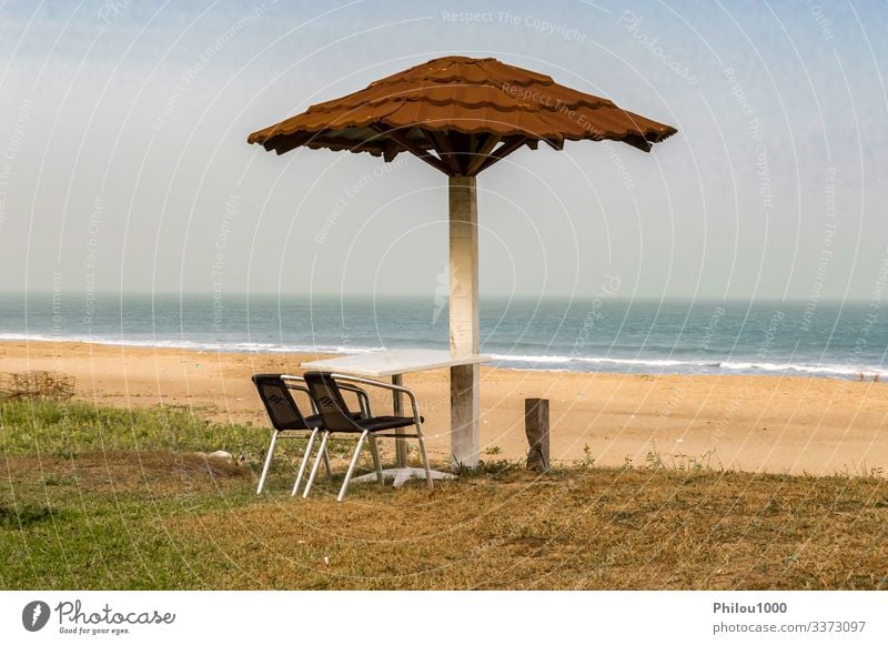 Zwei Stühle und ein Tisch sind zum Meer hin aufgestellt schön Erholung Freizeit & Hobby Ferien & Urlaub & Reisen Tourismus Sommer Sonne Strand Möbel Sofa Stuhl