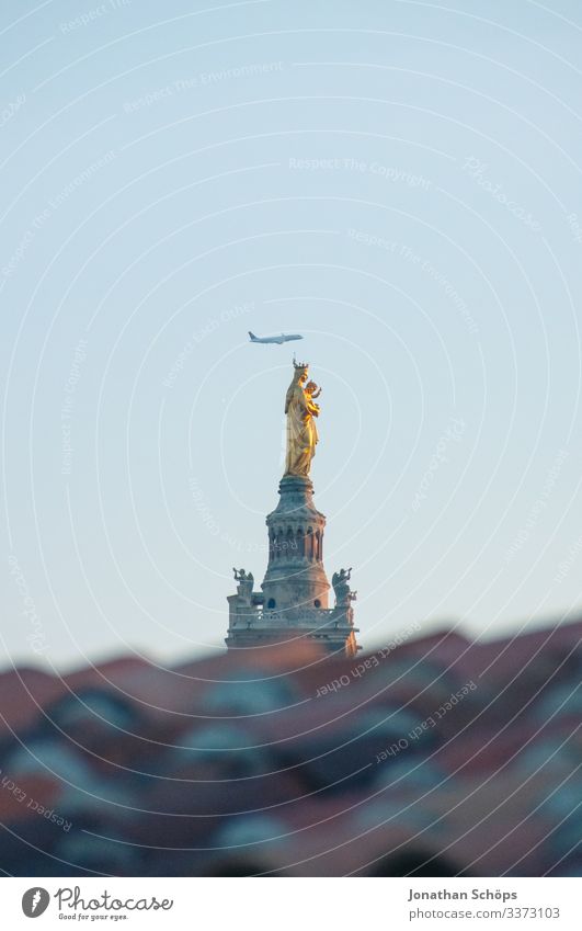 Flugzeug über der Basilique Notre Dame de la Garde Farbfoto Sandstein Himmel (Jenseits) Frankreich Südfrankreich Kuppeldach Gott Katholizismus Sommerurlaub